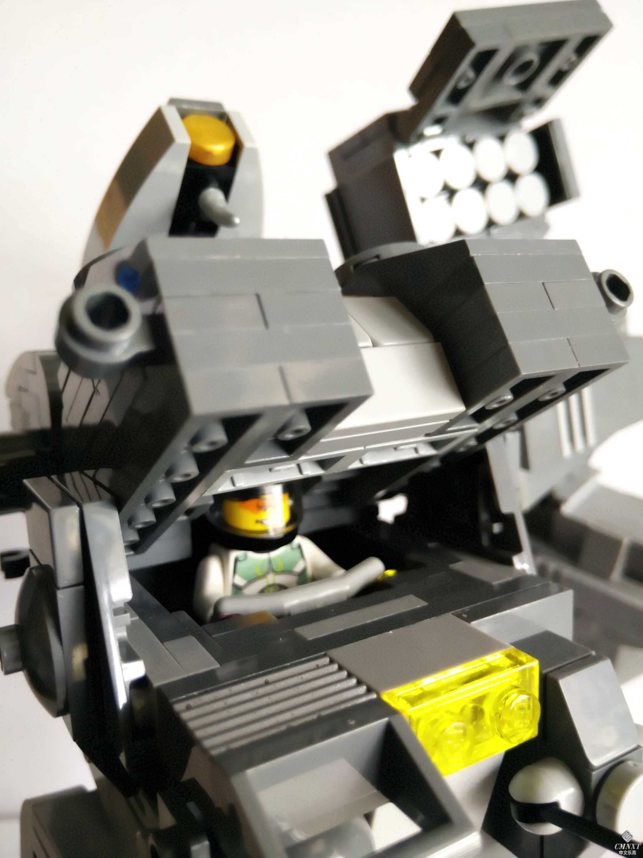 LEGO MOC Conqueror Heavy Armo 08.jpg