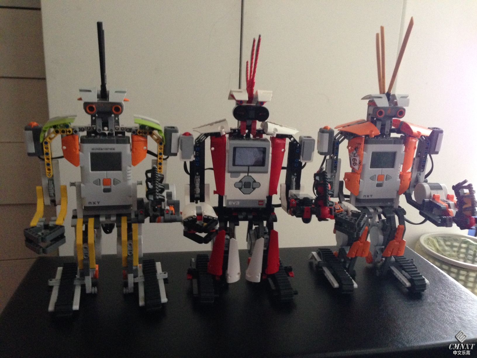 机器人三兄弟登台亮相