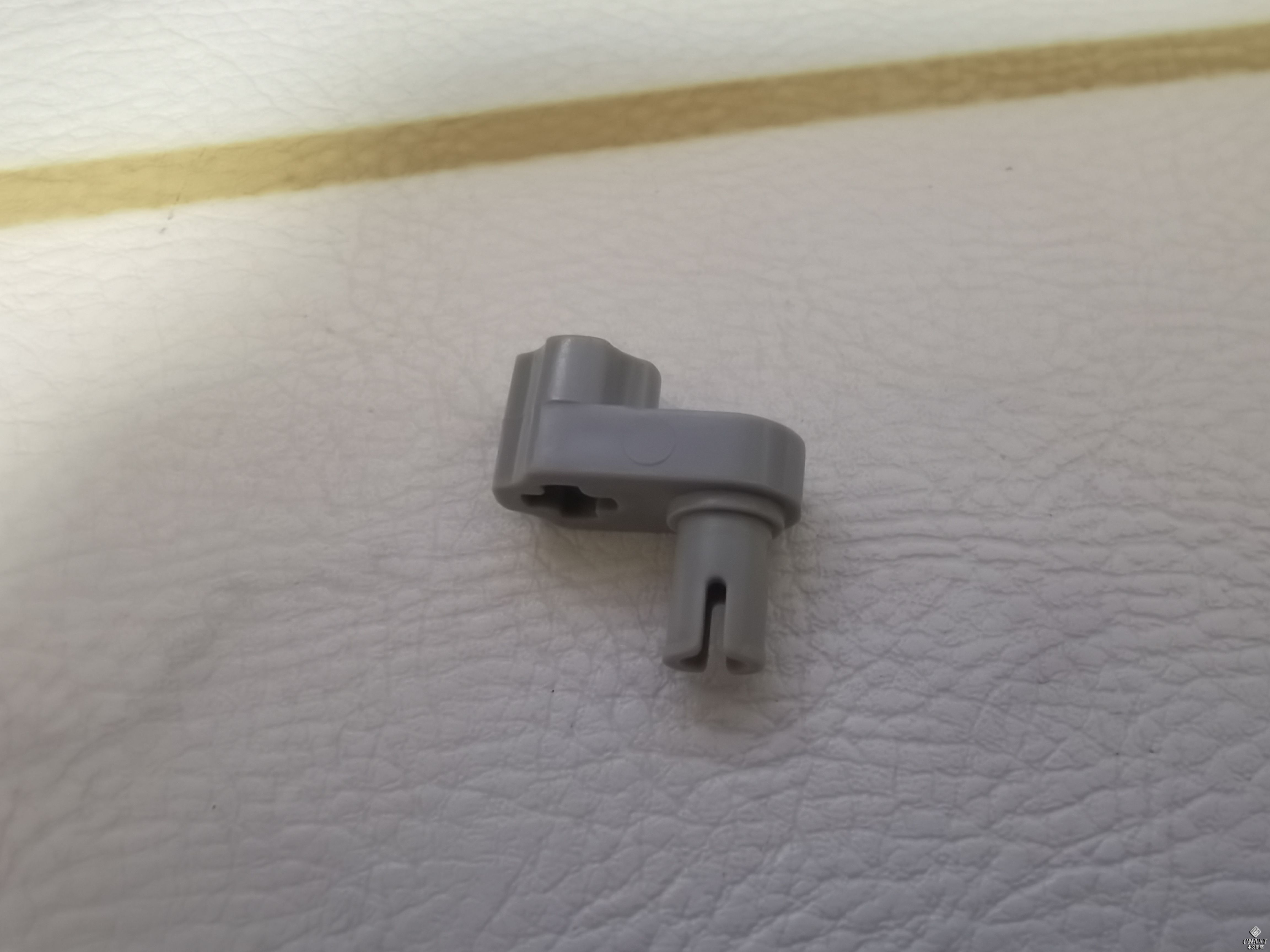 结构的精髓在于这个不标准的国产摇臂，其尺寸比乐高标准稍宽